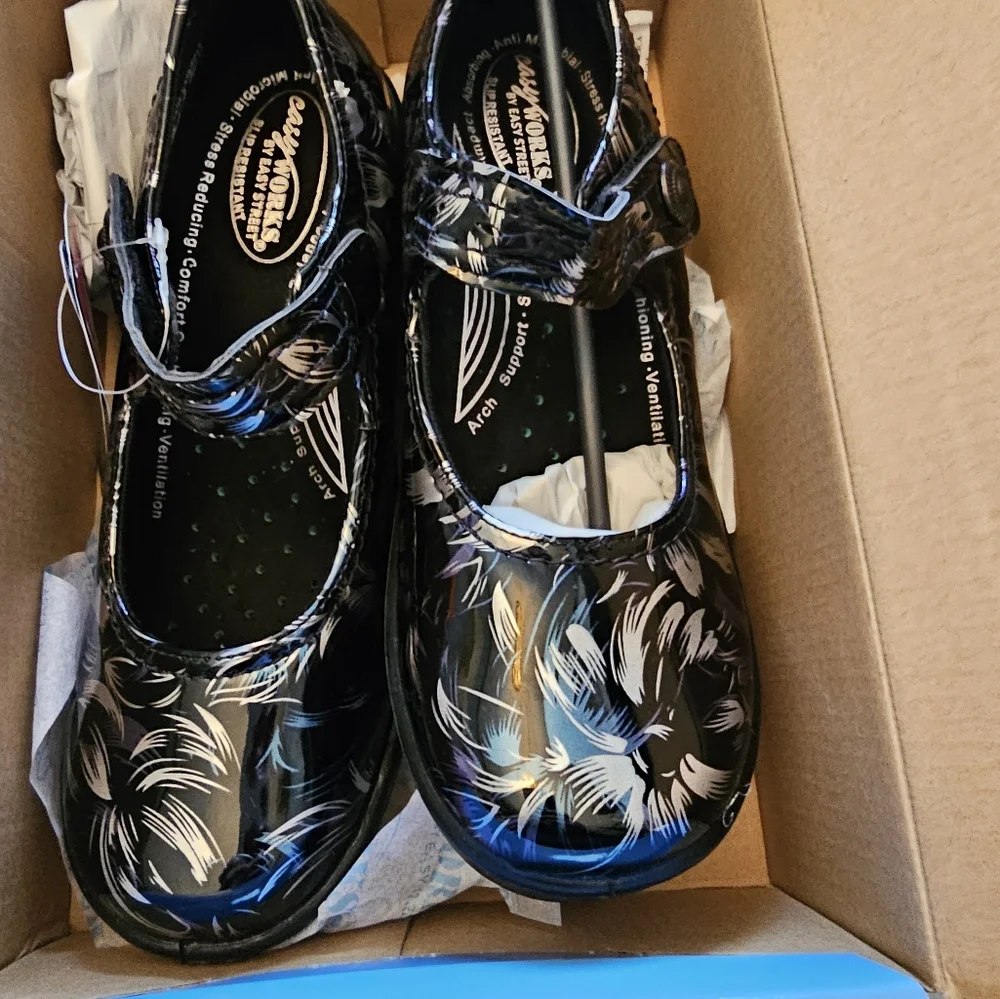 Sassy Works by Easy Street Womens Nursing Clogs - Picture 1 of 3